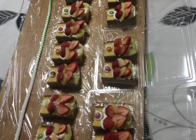 【伝統の食文化】
◆鯉のぼりケーキ
毎年5月にはイチゴとキウイでデコレーションした、かわいい鯉のぼりのケーキを作っています!
土台のカステラが年々小さくなるのでウロコの部分があまり作れなくなりました。食べても美味しいですよ!
子どもにかえって楽しんでいます♪近所の子にも配って喜ばれています。