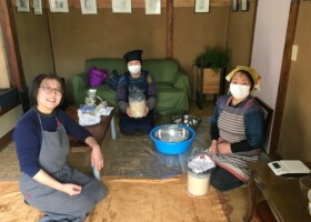 【伝統の食文化】
◆みそ作り 毎年
昔、母が作っているのを見て、「どうしてあんな面倒なのとをわざわざするの?買って食べればいいのに…」と思っていた私は若かった。手作りがこんなに美味しいなんて!違いがやっとわかってきました!