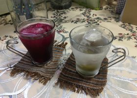 【伝統の食文化】
◆赤ジソ+梅ジュース 毎年
「赤ジソジュース」はなんといっても美味しいのと、この色です!梅酒を以前作っていましたが、車で来られる方、お酒が飲めない方も多いのでジュースにしました。これがまた美味し過ぎる!
ヨモギの汁のような煮汁があら不思議。お酢を入れるとこんなに鮮やかな赤色になるんです。梅ジュースは強い抗酸化力を持つポリフェノールが豊富です。活性酸素の働きを抑制し、体内の酸化を抑える作用があるそうです。